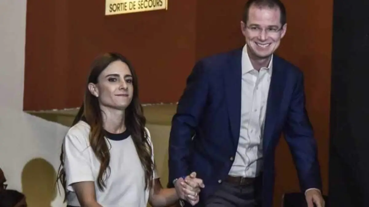 Ricardo Anaya con su esposa en un evento